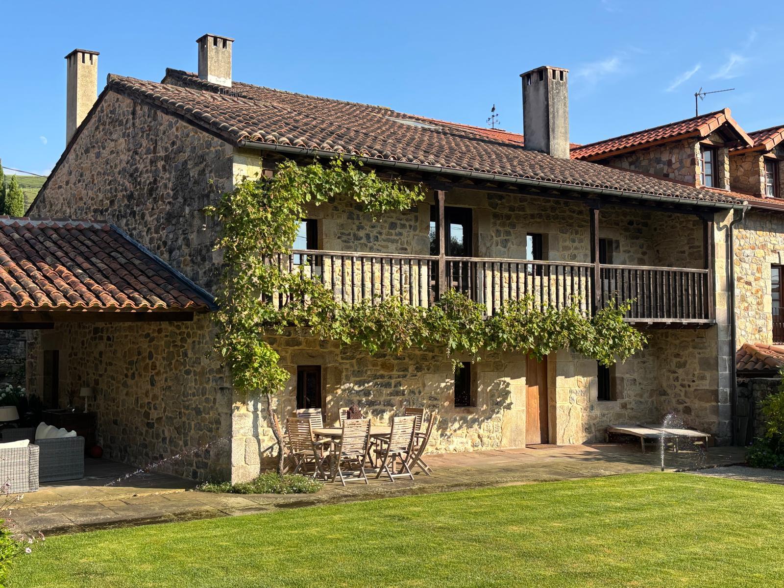 jardin exterior y vivienda en esles tras reconstruccion